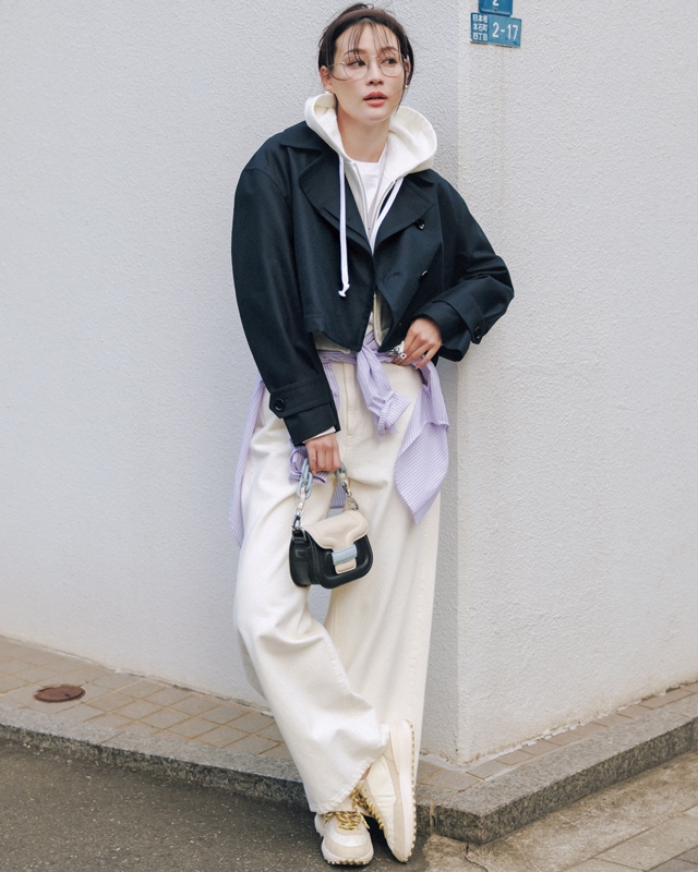 ショートトレンチ×白パーカ×白デニムパンツ