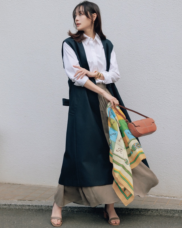 ロングジレ×白シャツ×ボリュームスカート