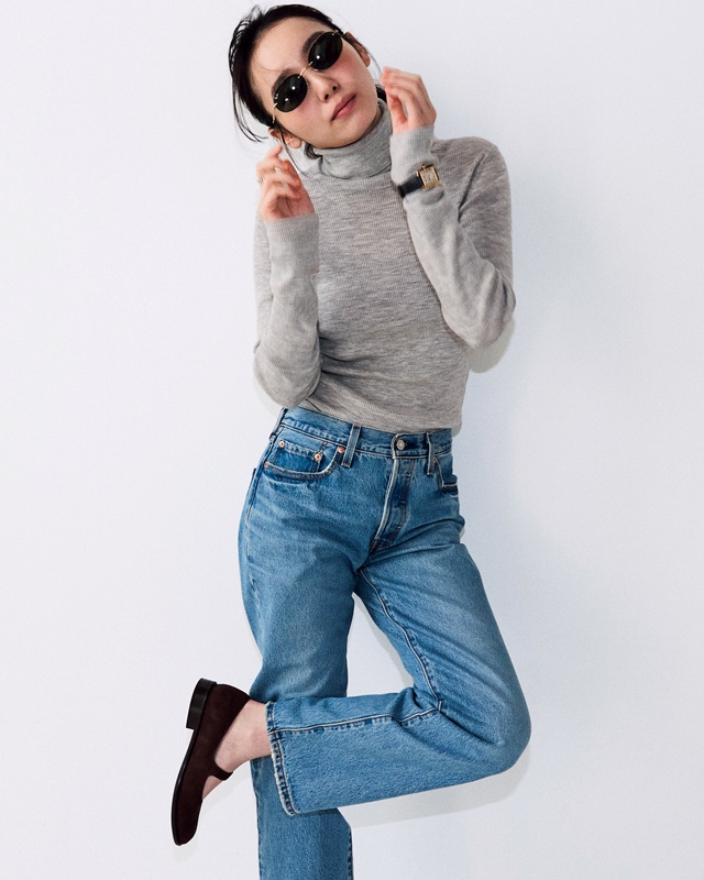 ハイネックニット×ブルーデニムパンツ