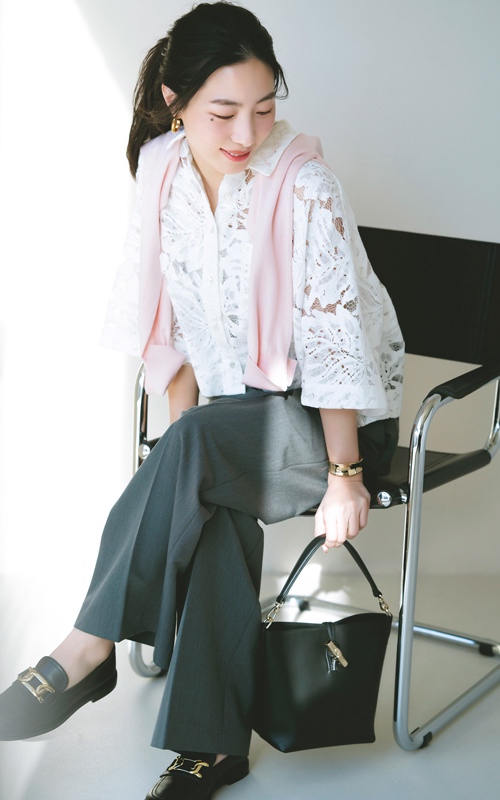 襟付きレーストップス×グレーパンツ