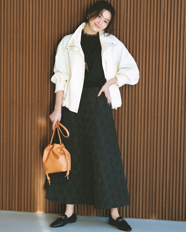 白ブルゾン×黒トップス×ジャカードスカート