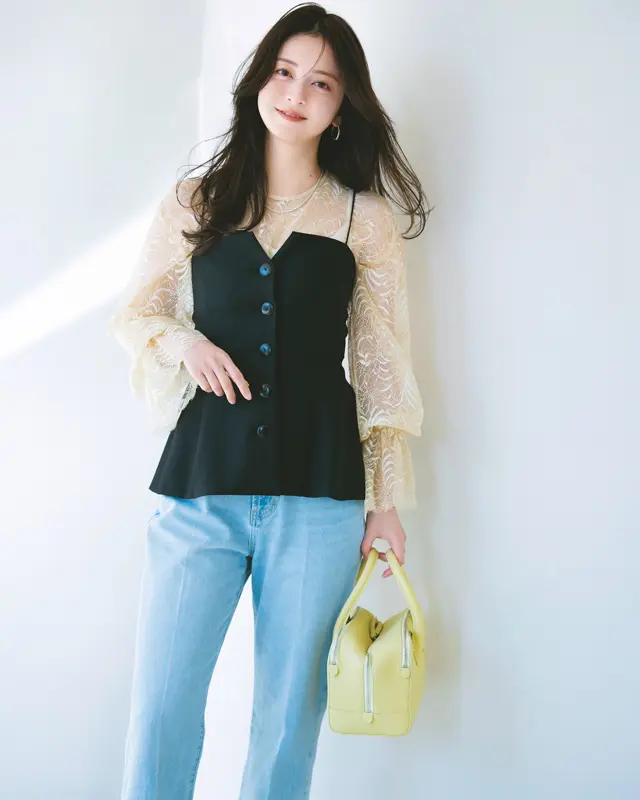 レースブラウス×ビスチェ×デニムパンツ