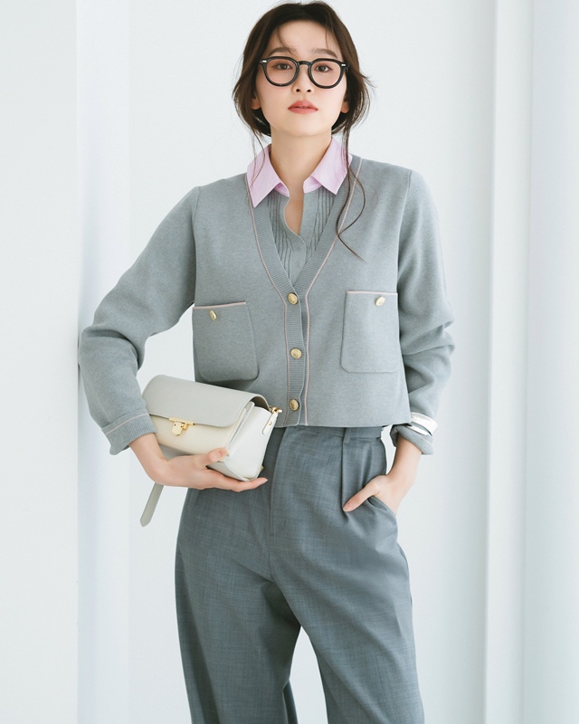 アンサンブルニット×グレーパンツ