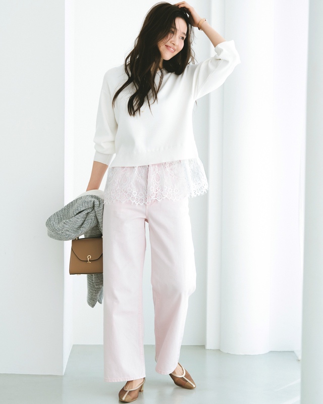レース付きニット×デニムパンツ