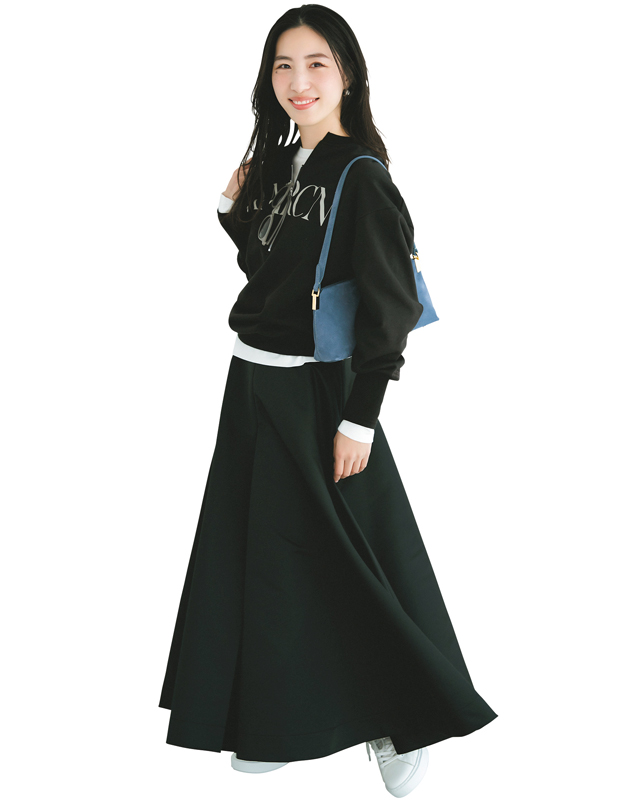 黒スウェット×白カットソー×黒フレアスカート