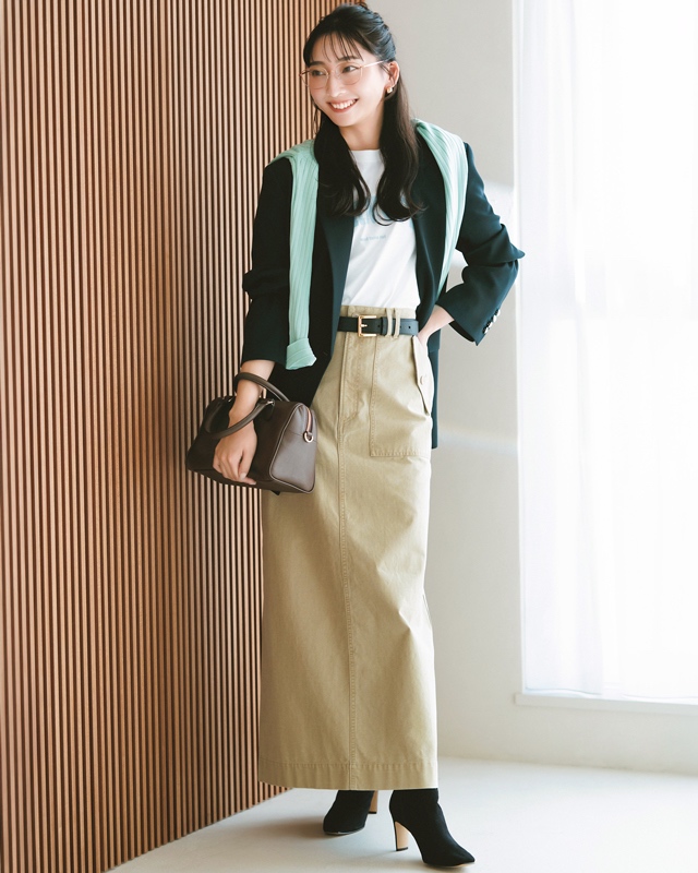 黒ジャケット×ロゴT×チノスカート