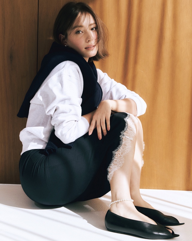 スウェット×肩掛けニット×タイトスカート