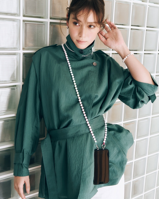 グリーンコート×白パンツ