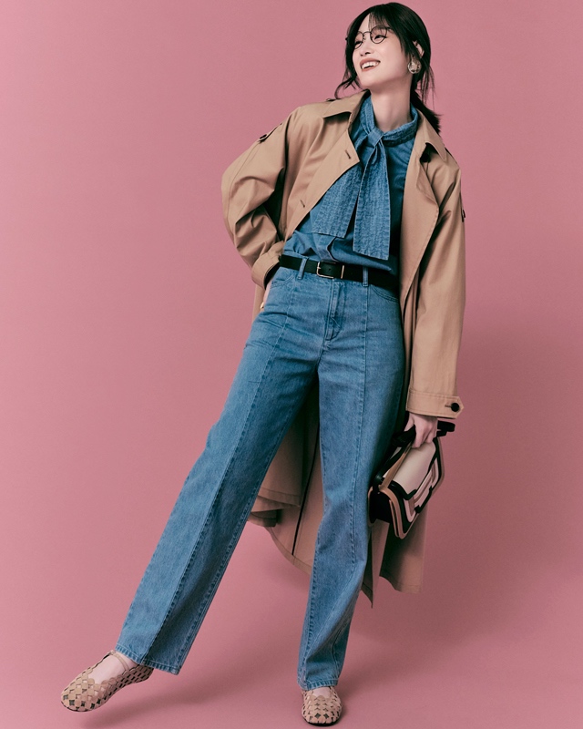 トレンチコート×デニムボウタイブラウス×デニムパンツ