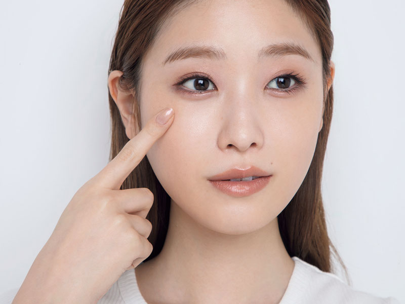 ハイライトで頬の立体感とハリを強調