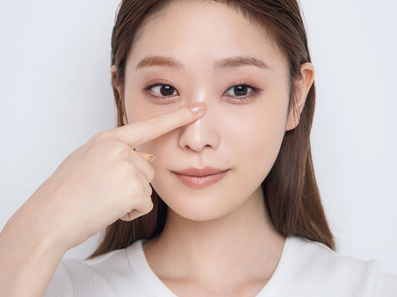 顔の中心に視線を集めて目くらまし