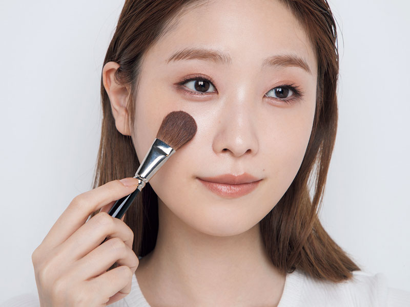 チークは頬の真ん中にのせて顔の間延びを防止