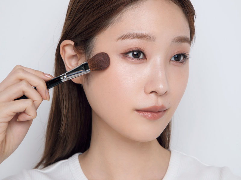 チークをぼかして顔まわりの余白を埋める