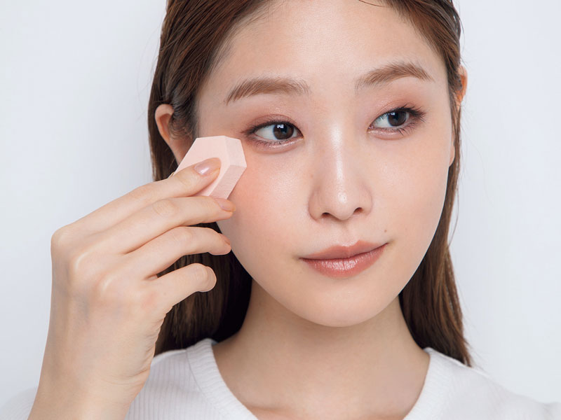 ハイライトを2色重ねてより立体感のある頬に