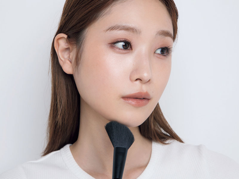 あごのラインをなぞって影をつける