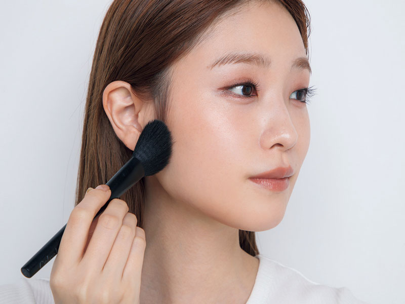 もみあげにもサッと影を落として締める