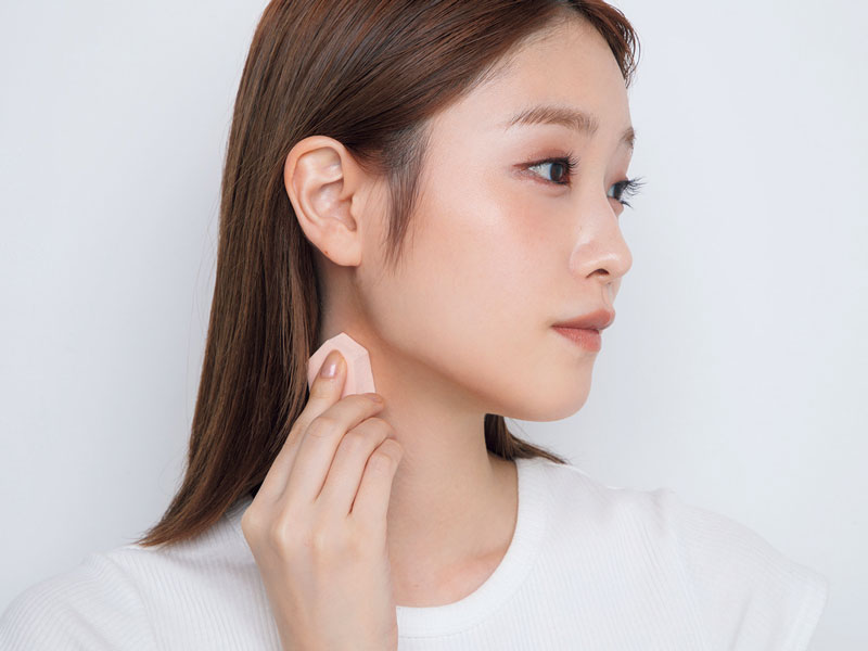 首筋にハイライトを忍ばせ首を細く長く見せる