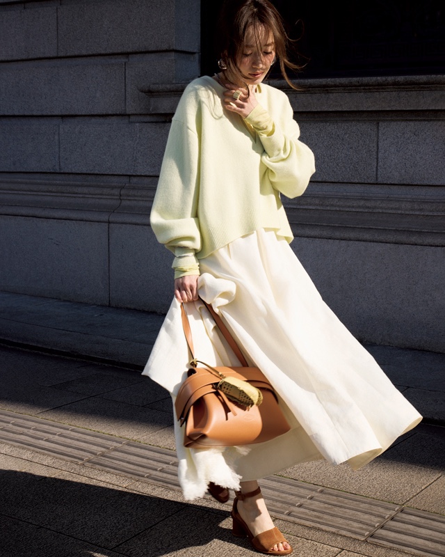イエローニット×白フレアスカート