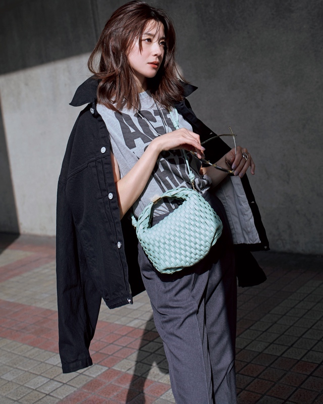 黒デニムジャケット×ロゴT×パンツ