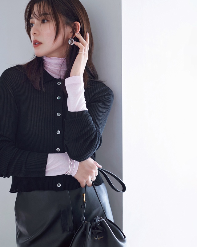 黒カーデ×ピンクシアータートル×黒パンツ