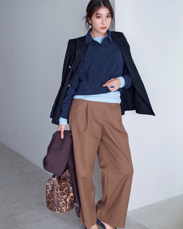 黒ジャケット×水色カットソー×ポロシャツ×ブラウンパンツ