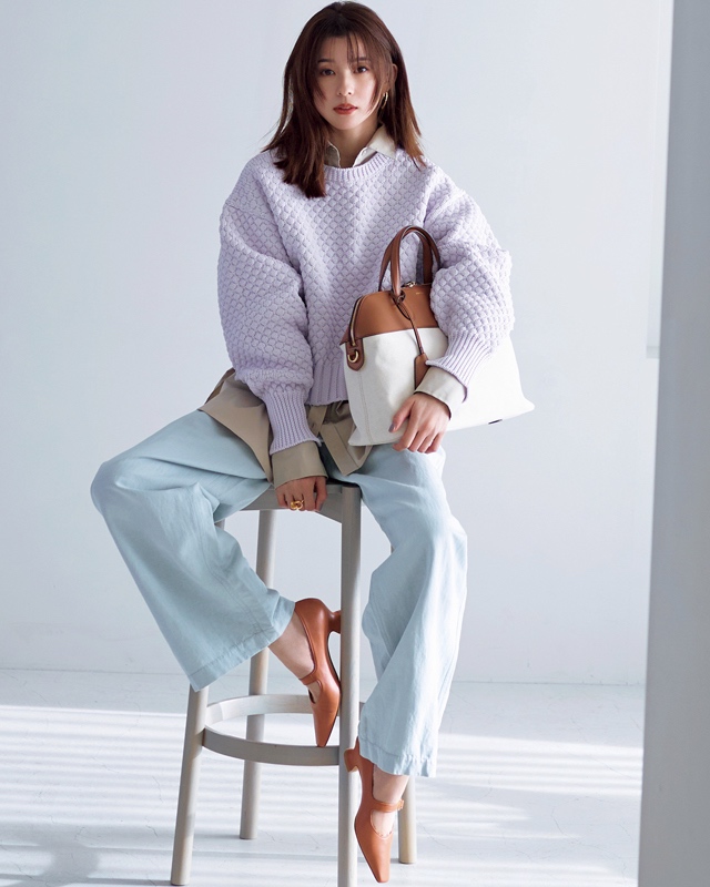 ライラックニット×シャツ×デニムパンツ