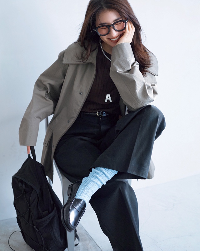 カーキジャケット×ニット×黒パンツ×厚手ソックス