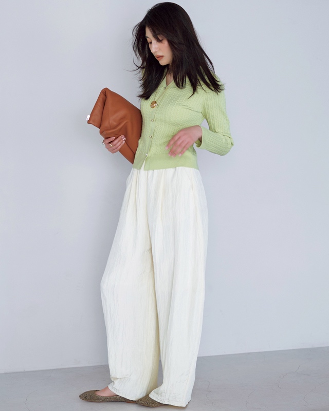 グリーンニット×白パンツ