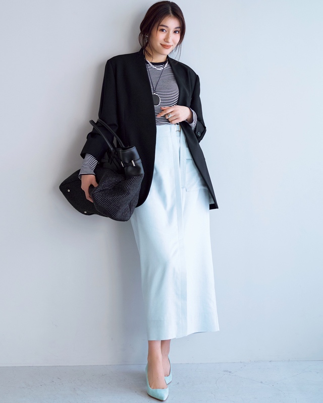 黒ジャケット×ボーダートップス×ブルータイトスカート