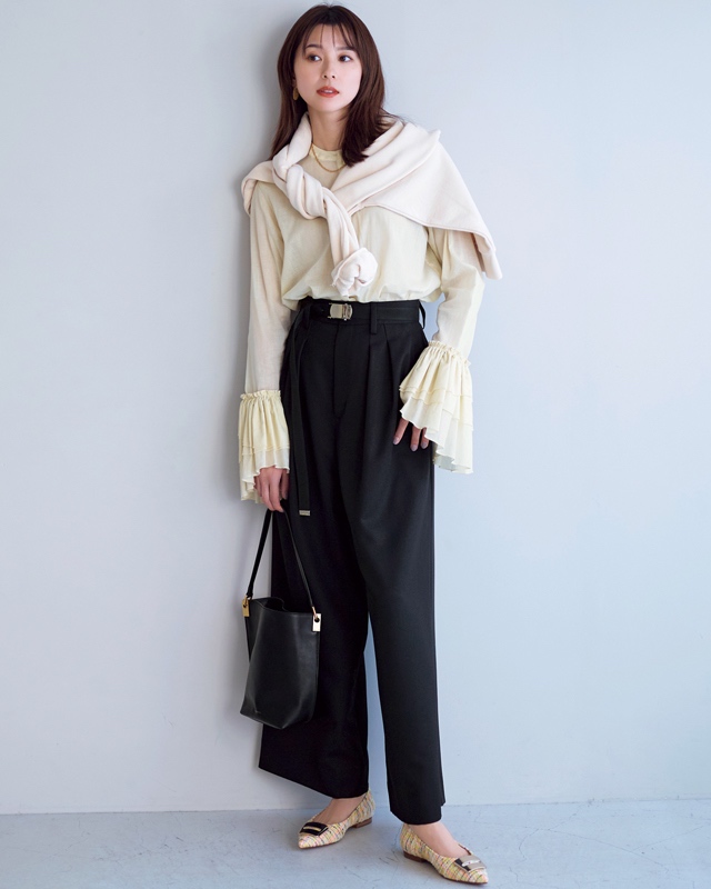 イエローシャツ×肩掛けスウェット×黒パンツ