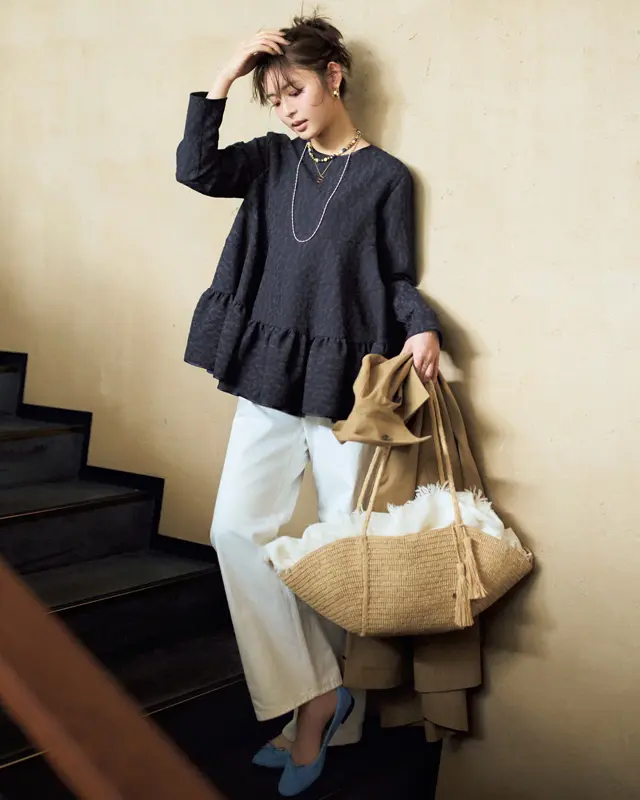 ティアードシルエットブラウス×白デニムパンツ