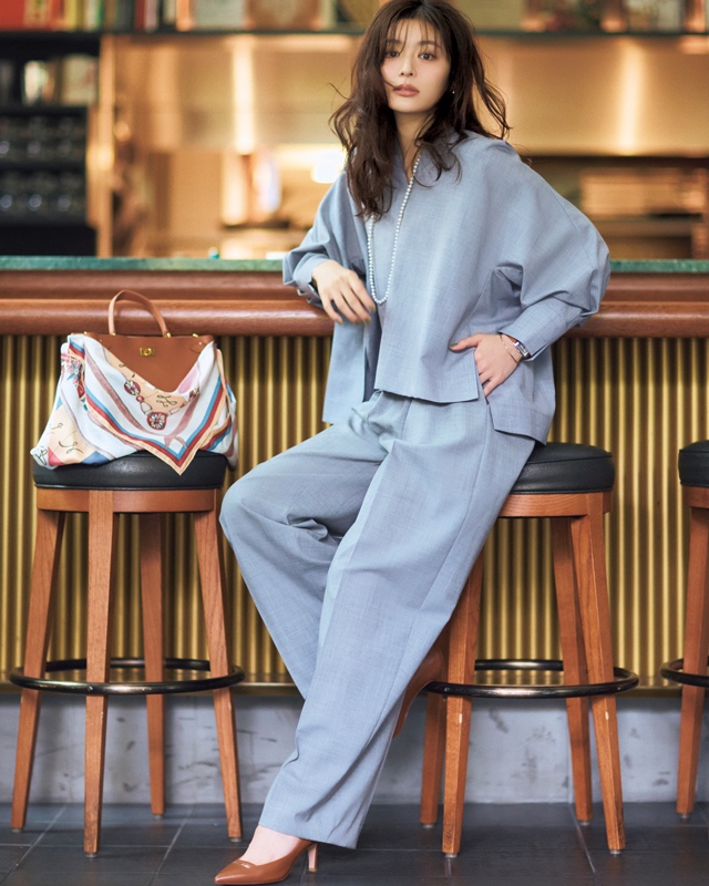 グレーフォルムブラウス×タックパンツセットアップ