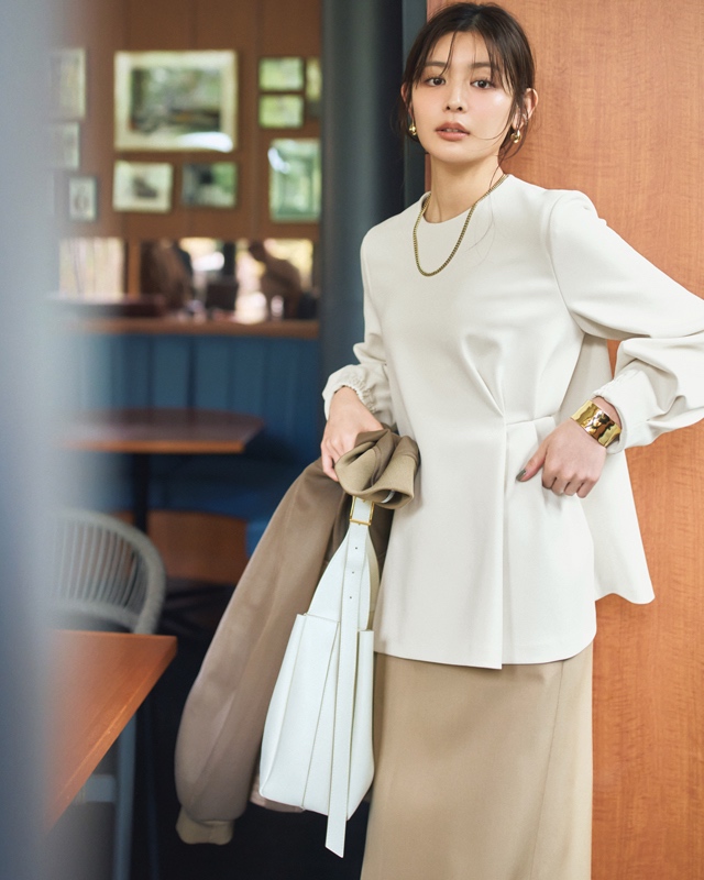 フォルムブラウス×ベージュスカート