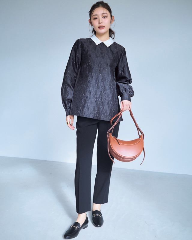 ジャカードブラウス×黒パンツ