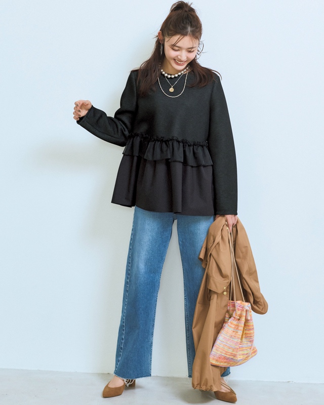 黒フォルムブラウス×デニムパンツ