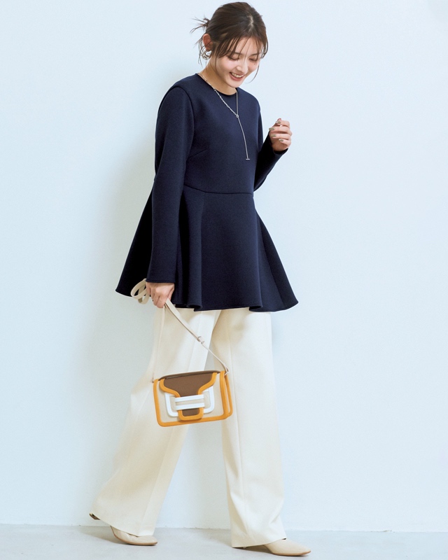 ペプラムブラウス×白パンツ