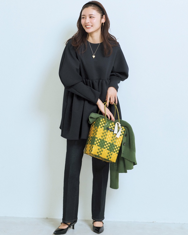 黒フォルムブラウス×黒デニムパンツ