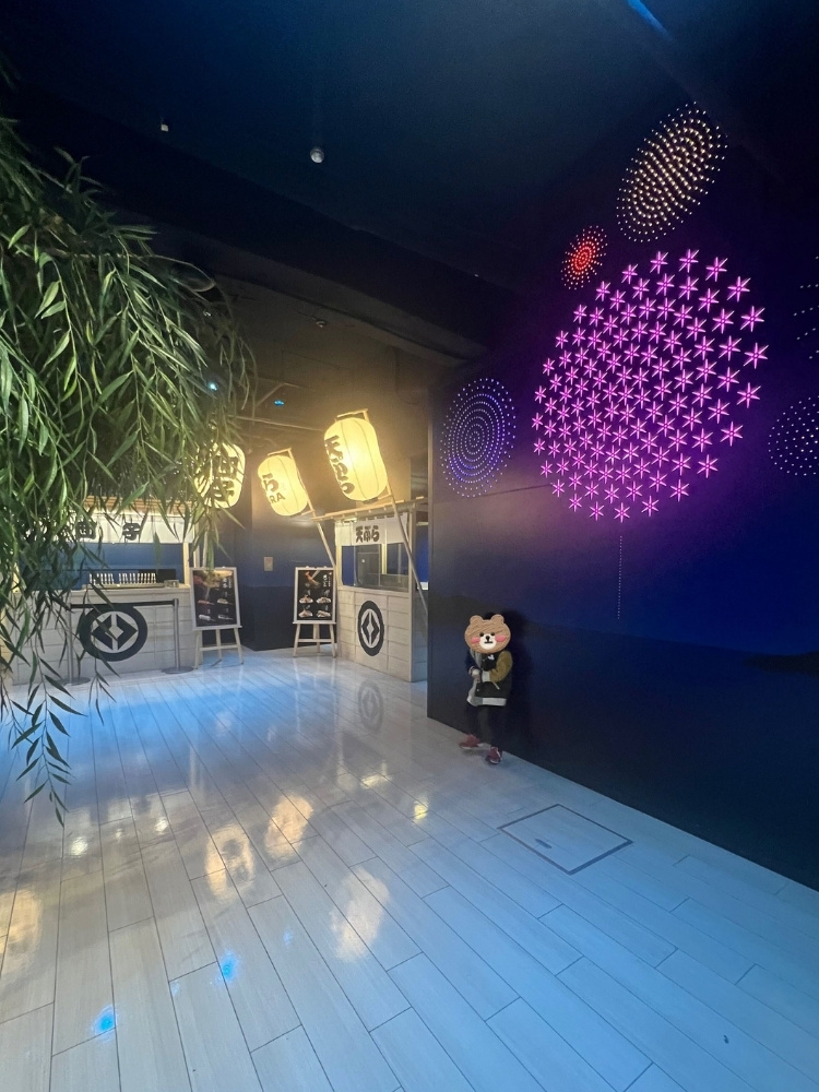 屋台スペースと小野さんの息子さんの写真