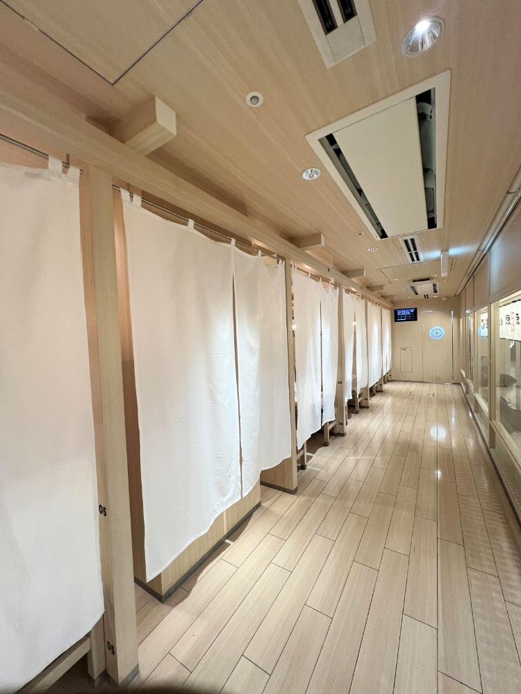 暖簾がかかった店内の写真