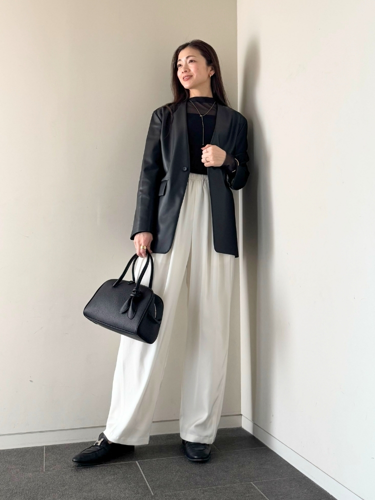 ジャケット×白ワイドパンツコーデの写真