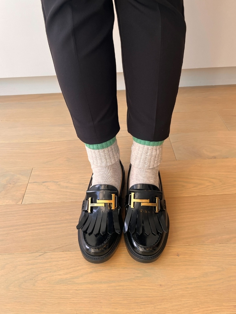 黒パンツ×ライン入りソックス×黒ローファーの足元の写真