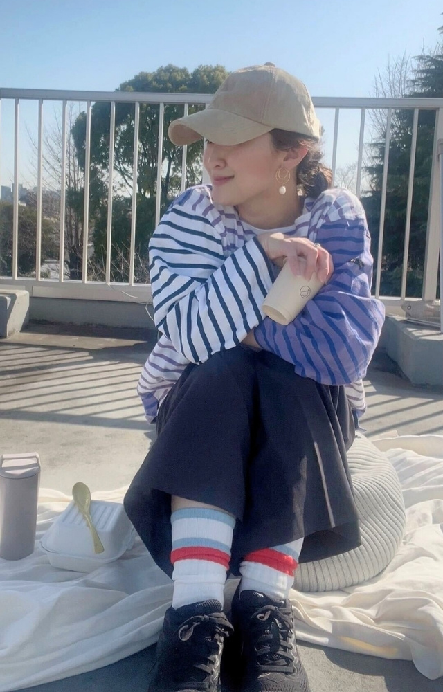 ベージュキャップ×青ボーダーカットソー×ネイビーパンツ×ライン入りソックスコーデ