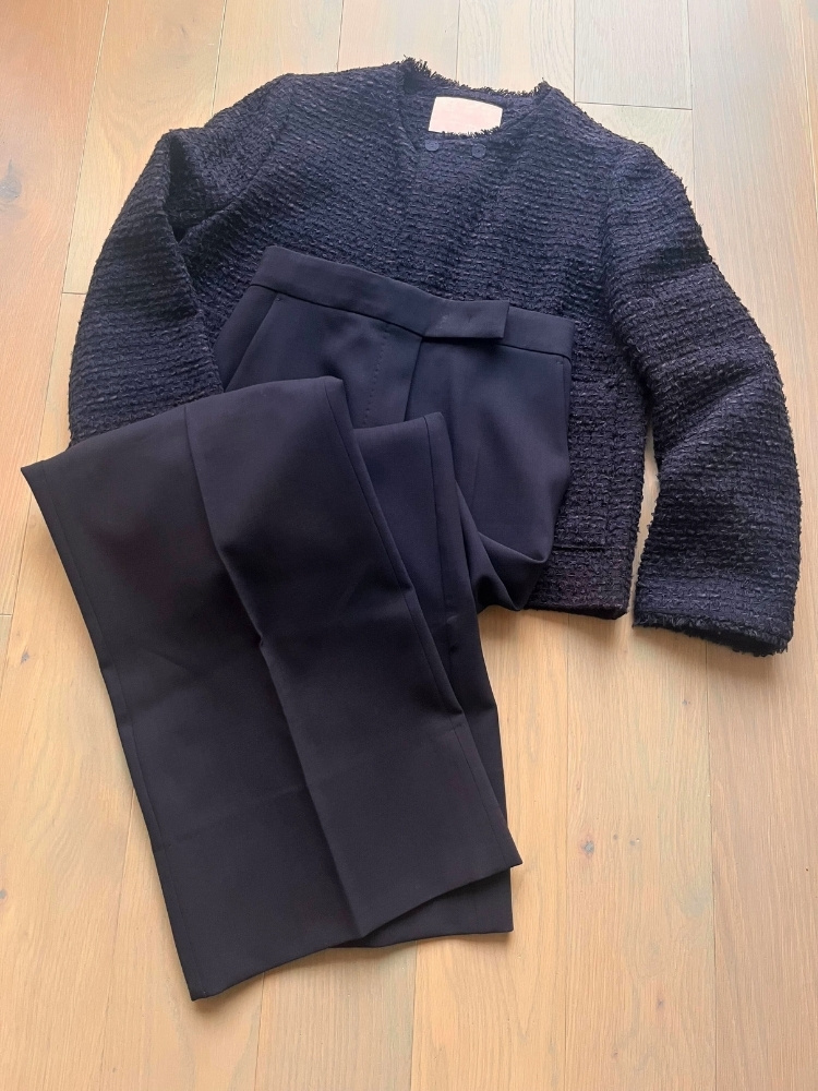 ジャケットとパンツの平置き写真