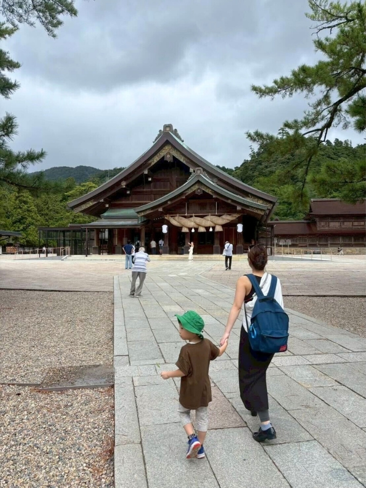 出雲を散策する菱沼さん親子の後姿の写真
