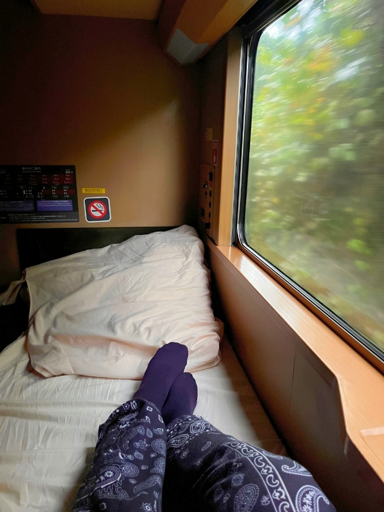 車内でくつろぐ菱沼さんの足元の写真