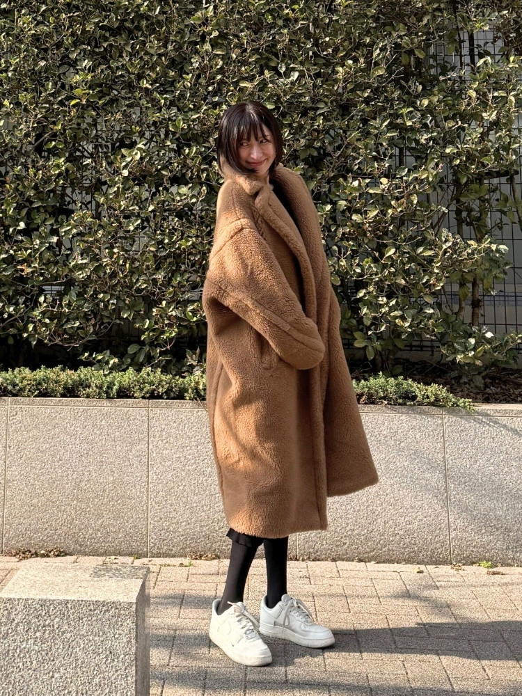 テディベアコートを着た飯島さんの写真