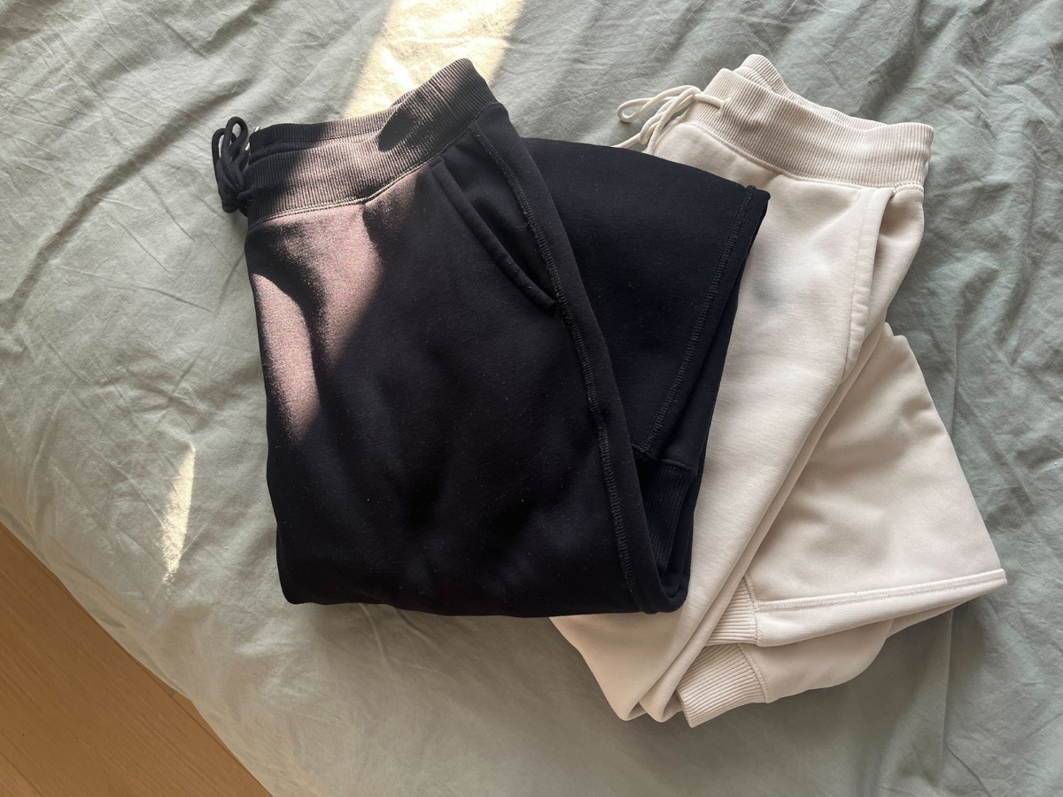 白と黒のスウェットパンツの写真