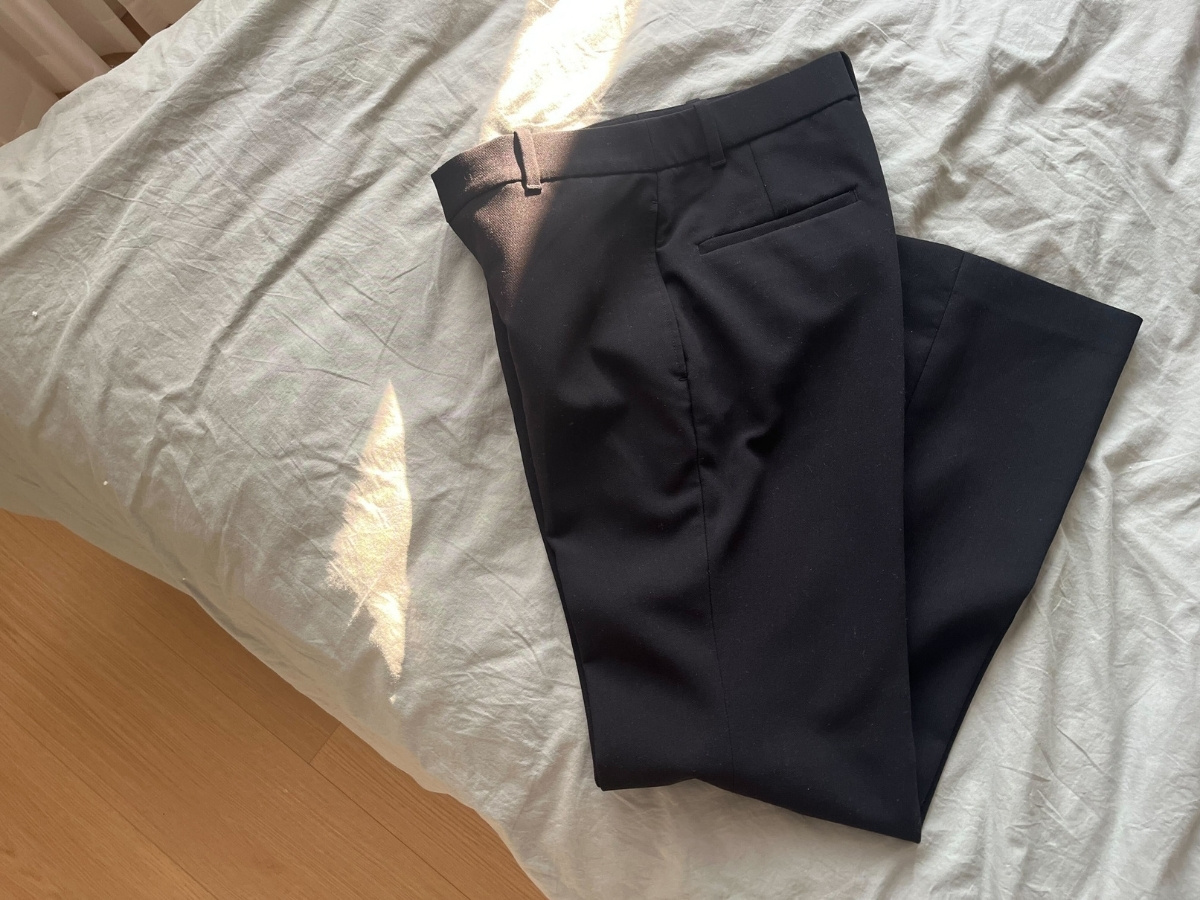 黒パンツの写真