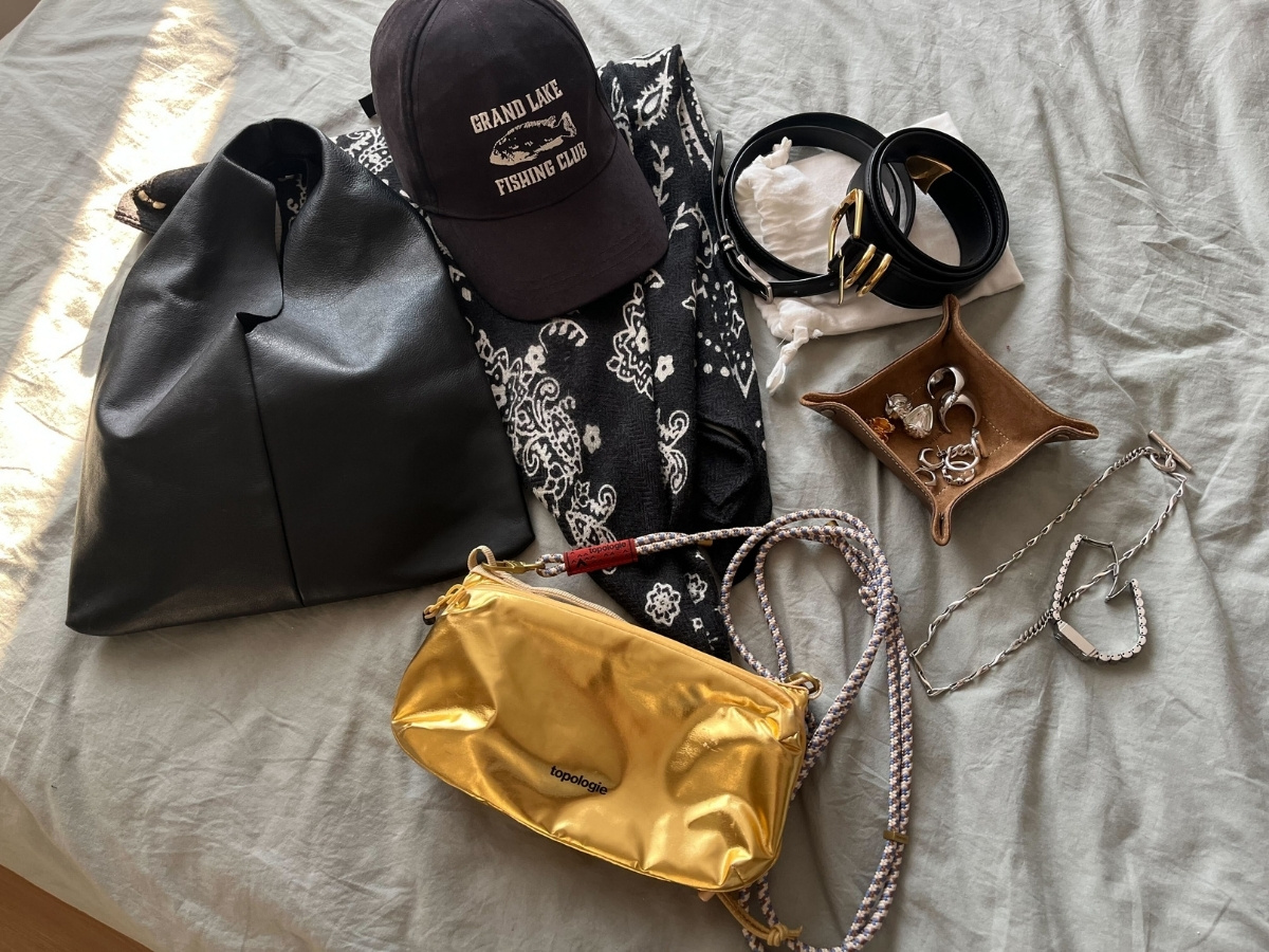 キャップやバッグ、アクセサリーなど小物の写真