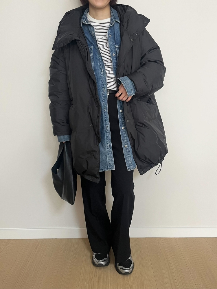 デニムシャツ×ボーダーT×スラックスコーデの写真